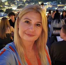 Kolejne dwie rodziny nurogęsi bezpieczne nad Wisłą! 🦆💚 Dzięki współpracy  pracowników, wolontariuszy, Straż Miejska w Warszawie i Łazienek  Królewskich udało się przeprowadzić dwie rodziny nurogęsi z Łazienek do  Portu Czerniakowskiego. 🦆 W