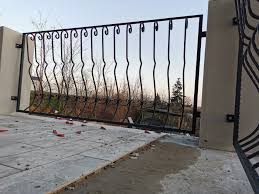 Zábradlí je jedním z naprosto nejzákladnějších bezpečnostních prvků, který chrání schodišťové kované zábradlí a jeho kovovýroba a renovace. Zabradlia Balkony Schody Flashmont Eu