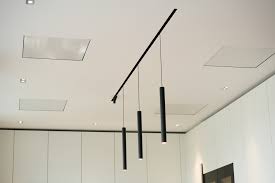 Die vermutlich effizienteste methode ist die infrarotheizung an der decke, denn durch diese positionierung können sich die infrarotstrahlen optimal auf raum verteilen.durch das befestigen an der decke ist der infrarotheizkörper auch sehr platz sparend und fällt nicht weiter auf. Die Infrarotheizung Von Vitramo Infrarotheizung