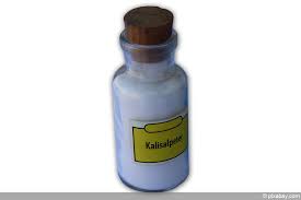 Wirtschaftsdünger) eingesetzt.diese wirtschaftsdünger enthalten stickstoff zum teil als nitrat (calciumnitrat in blaukorn) und zum teil als ammonium­verbindungen (ammoniumnitrat, ammoniumphosphat), oft aber auch in form von organischen stickstoffverbindungen (proteine, amine, harnstoff). Kaliumnitrat Dunger Kalisalpeter Alle Vor Und Nachteile Hausgarten Net