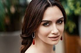 Birce akalay (born 19 june 1984) is a turkish actress. Birce Akalay Ne Kadar Kazaniyor Nekadar Co