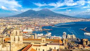 Una pietà contemporanea a grandezza naturale (due metri per due metri per un metro); Napoli A Piedi Tour Per Scoprire La Citta Siviaggia