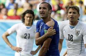 Ein guter moment für die fotografie. Nach Seiner Beissattacke Gegen Den Italiener Chiellini Links Droht Luis Suarez Eine Lange Sperre Stuttgarter Nachrichten