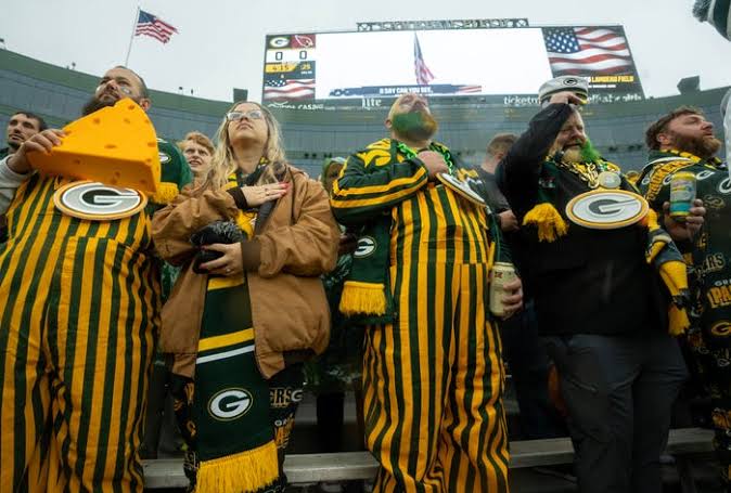 Packers game day inside Lambeau field, photos show what it's like