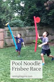 Pool Noodle Frisbee Race Ages 3 In 2020 Kinderspiele Im Freien Picknick Spiele Spiele Fur Familientreffen