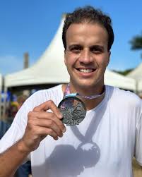 Janeiro 23 era só caminhada, comecei o ano com 135kg. Em Fev comecei a  trotar e caminhar em meados de Março já conseguia “correr” 5km em 35min.  Abril, Maio, Junho, Julho, treino,