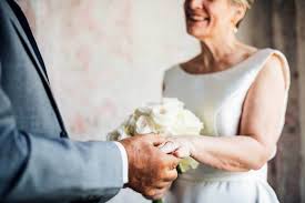 Zur unterhaltung bei einer goldenen hochzeit benötigt man ein wenig fingerspitzengefühl, denn alle altersgruppen vom urenkel bis zum hochzeitspaar sollen in das programm einbezogen und. Goldene Hochzeit Tolle Ideen Und Allgemeine Infos