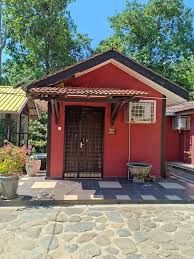 Jadi mereka sama sekali tidak keberatan ketika anaknya punya tamu. Suasana Kampung Rumah Anjung Menjaro Resort Titi Hayun Facebook