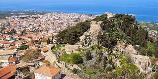 Η κυπαρισσία είναι μια κωμόπολη 7500 κατοίκων και βρίσκεται νοτιοδυτικά της πελοποννήσου. Kyparissia Xrwmata Pantoy Kalamata In