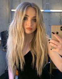 Sabrina carpenter's long, blond hair has become a part of her signature beauty look with its flowing waves and perfectly placed highlights. Loose Beach Waves Hair Style Sabrina Carpenter Style Sabrina Carpenter Hair Styles