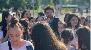 Başrolü nazan kesal, afra saraçoğlu ve deniz baysal ile birlikte paylaştığı fazilet hanım ve kızları dizisinde sinan rolünde oynamış. Alp Navruz News Pa Twitter Ù„Ù‚Ø§Ø¡ Ø§Ù„Ø¨ Ù†Ø§ÙØ±ÙˆØ² ÙÙŠ Ù…ÙˆØ³ÙƒÙˆ Ø§Ù„Ø¨ Ù†Ø§ÙØ±ÙˆØ² Ø¨Ø·Ù„ Ù…Ø³Ù„Ø³Ù„ Ù„Ø§ ØªØªØ±Ùƒ ÙŠØ¯ÙŠ Ø§Ù†Ø¶Ù… Ù„ÙƒØ£Ø³ Ø§Ù„ÙÙ† Ø§Ù† Ø§Ù„Ø°ÙŠ Ø£Ù‚ÙŠÙ… Ù…Ù† Ø£Ø¬Ù„ Ø§Ù„Ø£Ø·ÙØ§Ù„ Ø§Ù„Ù… Ø­ØªØ§Ø¬ÙŠÙ† ÙÙŠ Ø§Ù„Ø¹Ø§ØµÙ…Ø© Ø§Ù„Ø±ÙˆØ³ÙŠØ© Ù…ÙˆØ³ÙƒÙˆ Alpnavruz