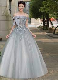 Vestiti da sposa unici, come unica è la storia d'amore che aiutano a raccontare. Abiti Da Sposa Mamma E Figlia Coordinati Colore Grigio Fatto In Tulle E Raso Scollo A Spalle Scoperte Decorazioni Di Pizzo Applicato E Fiocco Sposamore