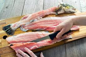 Jika tak mau ribet, kamu bisa membeli daging ikan fillet yang banyak tersedia di supermarket. 7 Fungsi Pisau Dapur Sesuai Bentuknya Masak Apa Hari Ini