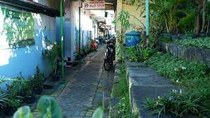 Apakah kamu ingin membangun atau ingin renovasi rumah ? Halaman Rumah Warga Terlihat Indah Dengan Berbagai Taman Dan Tanaman Hijau Surya