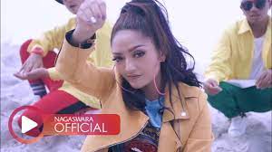 Emang lagi syantik tapi bukan sok syantik. Siti Badriah Lagi Syantik Official Music Video Nagaswara Music Youtube