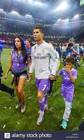 Only 66,000 tickets have been put on sale for saturday's game for security reasons; Uefa Champions League Finale Cardiff 3 Juni 2017 Cristiano Ronaldo Real Madrid 7 Mit Freundin Georgina Und Sohn Cristiano Jr Feiert Die Tr Stockfotografie Alamy