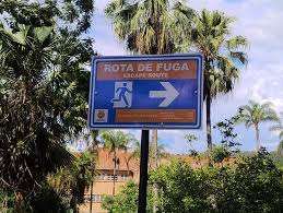 Defesa Civil orienta sobre sinalização de rotas no Complexo do Barreiro A  Defesa Civil Municipal orienta a população sobre as placas de rotas de fuga  e pontos de encontro instaladas no Complexo