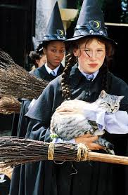 Najde si tam přítelkyně i nepřítelkyně a přitopí ji i někteří učitelé. Fotky K Clanku Knizni Serie Carodejnice Skolou Povinne The Worst Witch Fotka Jedna Nula Sedm Jedna Chytra Zena