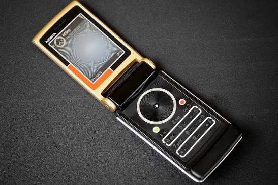 While 1996's Motorola StarTAC gave Star Trek fans a taste of the flip-top communicators they'd been craving since the 60s, it wouldn't be until 2009 that the mobile phone industry finally gave
