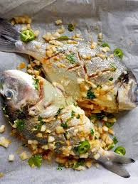 Recette De Daurade A L Antillaise Au Four Accompagnee D Une Salade De Mangue Un Plat Sucre Sale Pour Un Repa Recette Daurade Cuisine Antillaise Recette Poisson