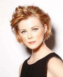 Coupe De Cheveux Mi Longs Carre Joliment Coiffe Vers L Arriere Photo Coiffure 2017 Coupe Cheveux Mi Long Cheveux Mi Long Coiffure Courte