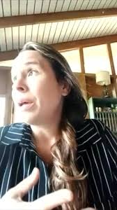 Verónica Aponte, una de las artistas de la casa, trabaja en un nuevo mural  a un costado de la Plaza de la Independencia Energética.