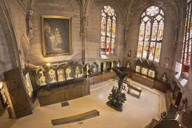 Pour le reste de ses trésors, vous pouvez les voir à l'intérieur dans les salles de la sacristie (du lundi au vendredi de 9h30 à 18h00 ; Les Plus Grands Tresors Et Reliques De Notre Dame Paris Judith Ubenga Blog