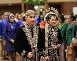 Kalau bab pakaian adat jawa timur, maka yang pertama kali terbersit dalam pikiran adalah pakaian orang madura. 34 Pakaian Adat Provinsi Indonesia Beserta Gambarnya