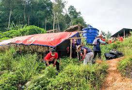 Membersihkan lingkungan sekolah menjelang libur semester. Orang Asli Suku Batek Akan Guna Air Bersih Telaga Tiub Utusan Borneo Online