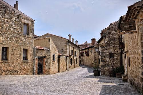 Ni Francia ni Italia: el pueblo medieval mejor conservado del mundo está en España y su castillo es de los más antiguos de Europa