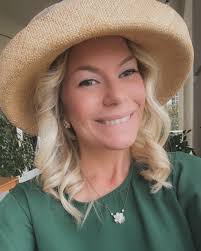 Ciara Wood (@goldenreadersclub) • Instagram photos and videos