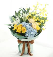 请原谅我 多头白百合2枝 浅蓝绣球1枝 金枝玉叶黄玫瑰6枝 香槟玫瑰3枝 栀子叶0 5扎 跳舞兰6枝 鲜花 中国鲜花礼品网 table decorations decor home decor