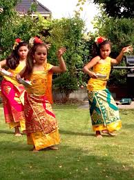 Bokor ini sejenis nampan kecil yang pada pinggirannya janur yang sudah dibentuk sedemikian rupa. 5 Tarian Tradisional Khas Bali