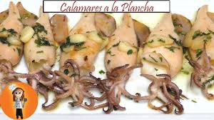Si no nos caben todos que, es lo normal con estas cantidades, lo hacemos en tandas. Calamares A La Plancha Con Ajo Y Perejil Receta De Cocina En Familia Youtube