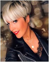 L Image Contient Peut Etre 1 Personne Gros Plan Cheveux Courts Moderne Idees Cheveux Courts Modele Coiffure Courte Coiffure courte meche blonde wondercabinetsofeurope. pinterest