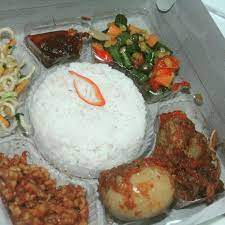 Nasi Kotak Menu Ayam Bumbu Telor Kecap Tempe Manis Mie Sayur Buncis Ide Makanan Makanan Fotografi Makanan
