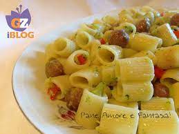 La pasta al ragù bianco con piselli è un ottimo primo piatto completo a base di carne macinata e legumi. Pasta Polpettine Broccoli Ricetta Primo Piatto Gustoso