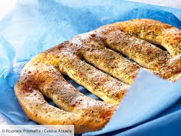 Recette Fougasse Au Romarin Ingredients 4 Personnes 250 G De Farine Tamisee 10 G De Levure De Boulanger 5 Cl En 2020 Recettes De Cuisine Recette Recette Facile