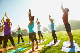 De snelste en eenvoudigste manier voor u om de juiste plek voor jou om yoga te nemen te vinden is om gymmia gebruiken om u te begeleiden. Summer Salutations Taking Your Yoga Practice Outside Look Local Aurora Newmarket And Oak Ridges