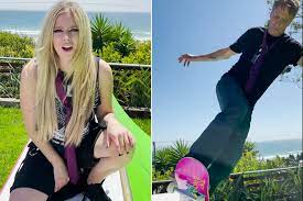 Avril lavigne s'offre tony hawk pour son arrivée sur tiktok l'interprète de sk8er boi ne pouvait pas trouver meilleur figurant pour l'occasion. Cr8o4scgpks9tm