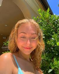 Kenia Wilson's Instagram, Twitter & Facebook