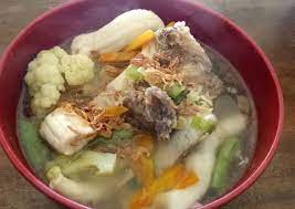 1 kg tulang sapi bersumsum, 500 g daging sapi, 4 buah wortel, 1 buah tomat, 1 batang daun bawang, 1 batang selederi, 5 buah kapulaga, 5 buah pekak, 3 buah cengkeh, minyak untuk menumis, 2 ltr air, 5 bawang merah, 5 bawang puti, 1/2 buah pala. Resep Sop Sumsum Sapi Sedap Resep Enyak