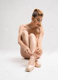 トウシューズで裸の若いバレエダンサー の写真素材・画像素材. Image 156459849.