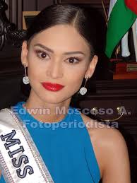 La mujer mas bella del mundo posa para nuestra cámara.