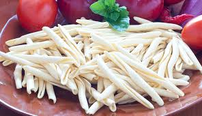 È il salame morbido preparato con la parte più grassa del maiale e tanto peperoncino. Fileja Alla Nduja E Cipolla La Ricetta Piccante Calabrese Di Squillace