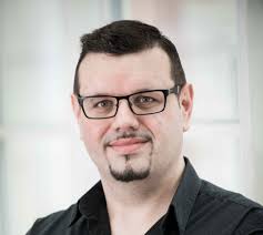 Ein Löwe mit Blick nach vorne