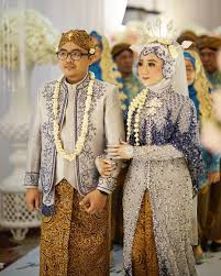 Untuk menyesuaikan dengan pakaian, maka warna aksesoris lainnya juga berwarna emas, dan dilengkapi dengan ronce melati. 30 Model Kebaya Pengantin Modern Muslim Terbaru 2020