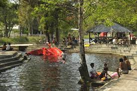 Voor de amerikaanse militairen die in suriname gelegerd waren was het dé ideale plek om er te ontspannen. Colakreek Recreation Park Mets N V