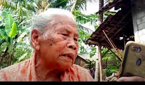 Mbah minto, nenek yang terkenal lewat video gagal mudik karena virus corona yang dibuat oleh kreator youtube ucup klaten meninggal dunia. Berapa Bayaran Mbah Minto Nenek Youtuber Sekali Ngevlog