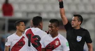 Alvo de reclamações de jogadores e da imprensa peruana, o árbitro chileno julio bascuñan foi insultado ao deixar o estádio monumental após trabalhar no jogo peru 2 x 4 brasil e recebeu proteção policial na manhã de hoje. Dt Peru Vs Brasil Un Analisis De Las Piezas Mas Controvertidas De Julio Bas